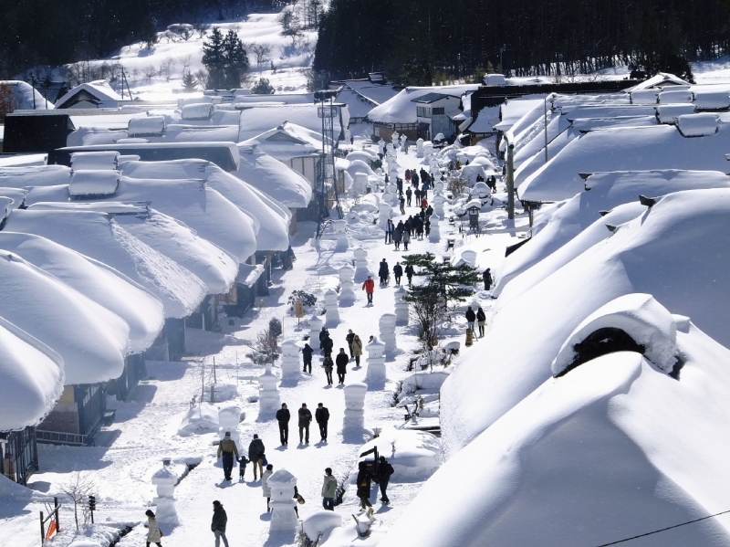 大内宿雪まつり 雪とかやぶき屋根の幻想的な街並みが美しすぎる ひろログ